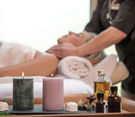 Frau wird massiert_Ebners_Waldhof_Am_See_Fuschl_Am_See