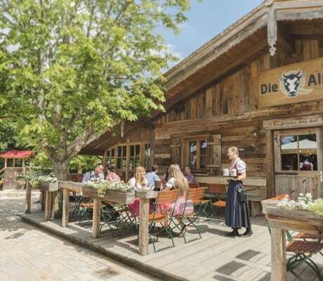 Terrasse_mit_Bedienung_Q_Alm