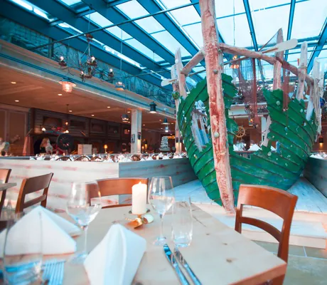 Schiff_im_Restaurant_Harbourside_Bell_Rock_Rust