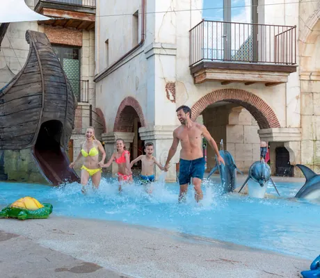 Familie_mit_zwei_Kindern_im_Pool_Colosseo_Rust