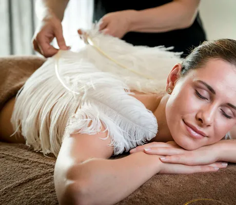 Frau lässt sich mit einer Massage verwöhnen_Das Stemp