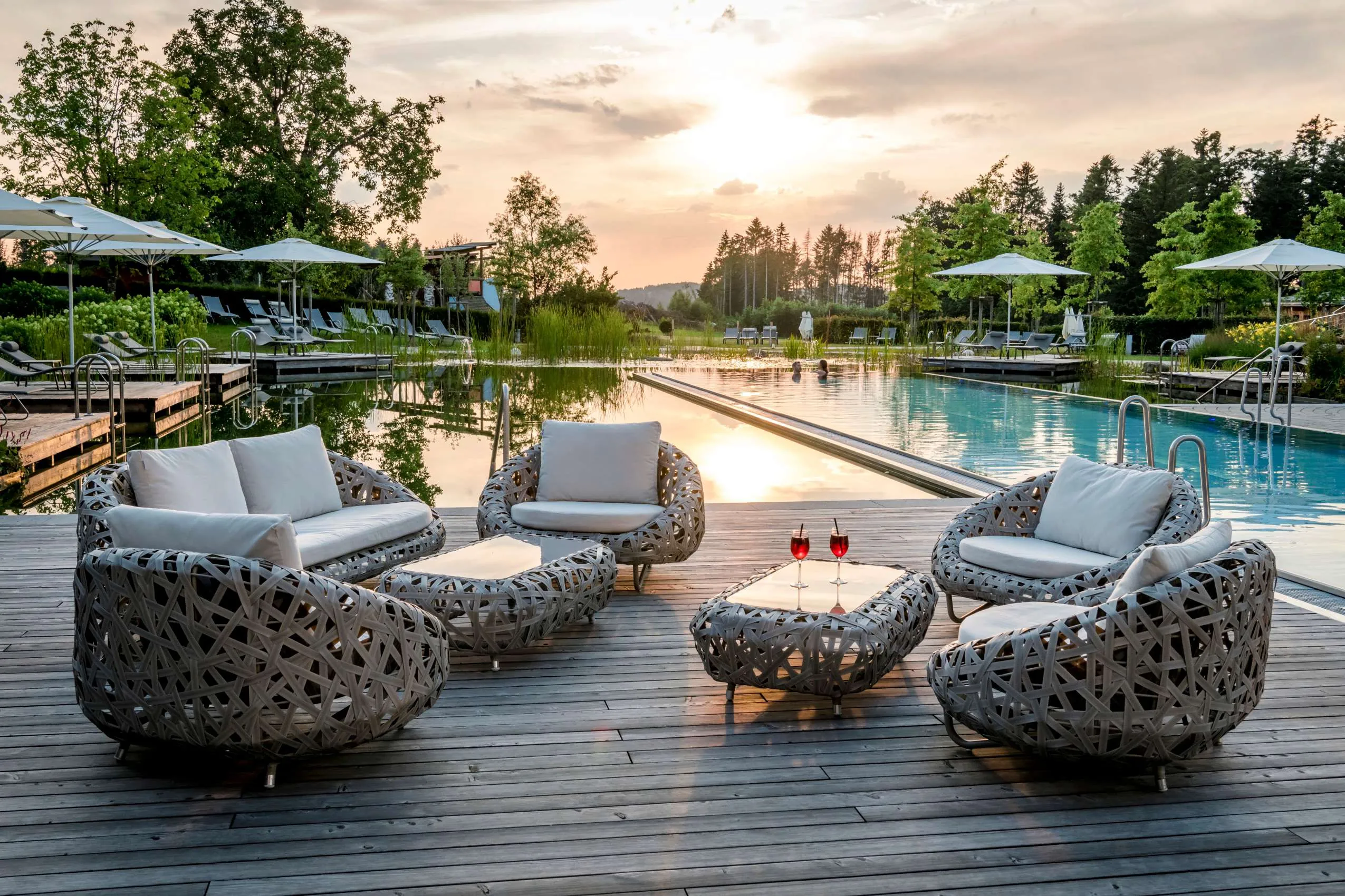 Terrasse mit Pool im Sonnenuntergang_Das Stemp