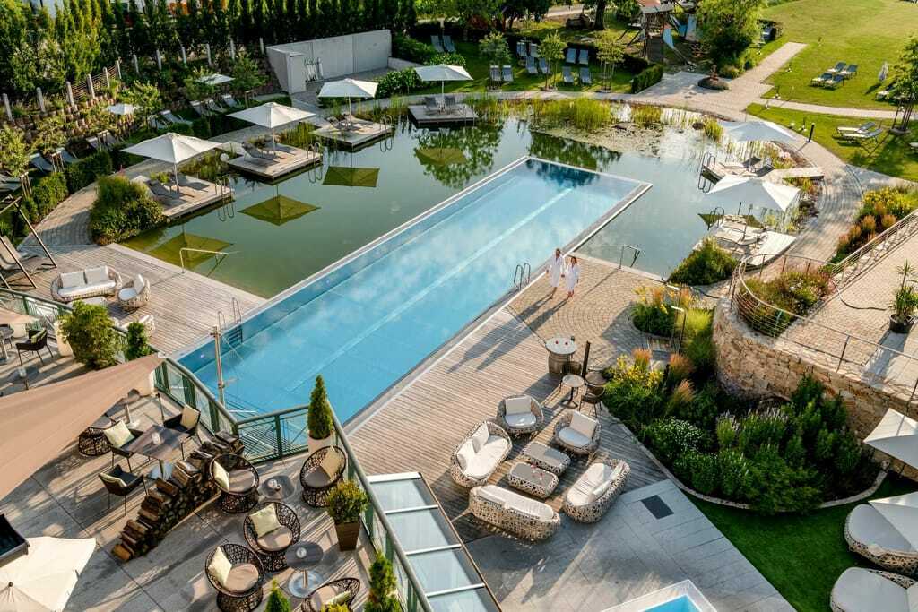 Blick_von_oben_auf_Outdoorpool_das_Stemp