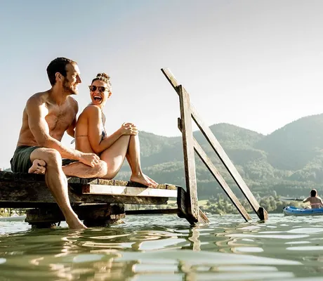 Pärchen sitzt an einem Steg_Ebners_Waldhof_Am_See_Fuschl_Am_See