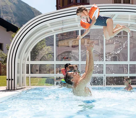 Vater wirft kleine Tochter im Pool hoch_Kaiserhof_Berwang