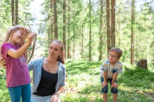 Familie macht einen Ausflug im Wald_Kaiserhof_Berwang