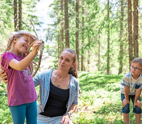 Familie macht einen Ausflug im Wald_Kaiserhof_Berwang