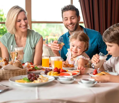 Eine Familie frühstückt im Familienhotel Sonnenalp Resort