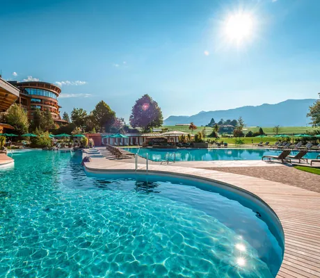 Blick auf den Pool des Familienhotel Sonnenalp Resort