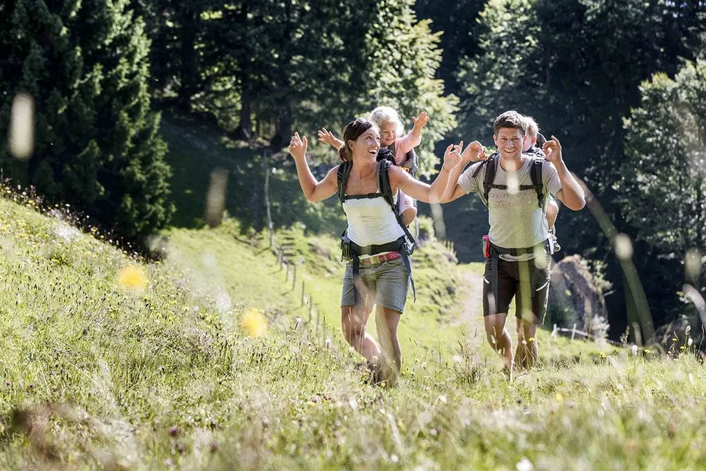 Familie mit Kindern beim wandern_FamilotelAllgäuerBerghof_OfterschwangGunzesried