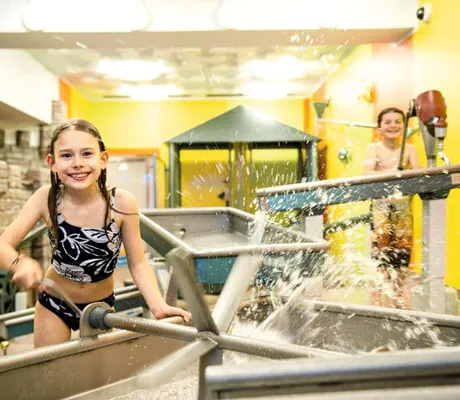 zwei Kinder spielen mit Wasser_FeldbergerHof_Feldberg