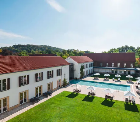 Gräflicher Park_Außenaufnahme im Sommer mit Pool