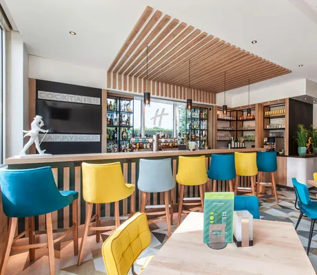 Lobby mit gelben und blauen Stühlen