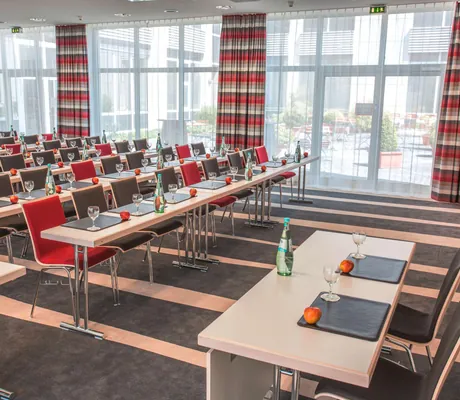 Tagungsraum mit roten und grauen Details