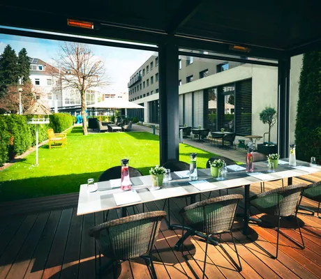 Tagungsraum mit Blick auf Wiese