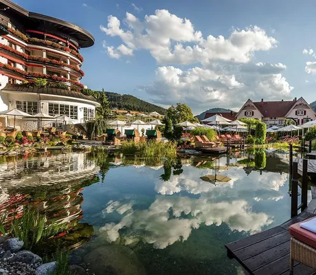 Blick über See aufs Haus_HotelBareiss_Baiersbronn