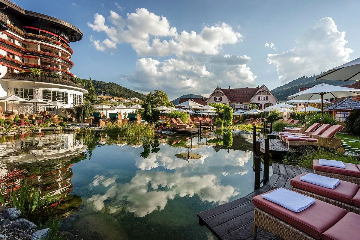 Blick über See aufs Haus_HotelBareiss_Baiersbronn