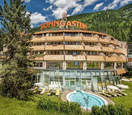 Blick von außen auf das Gebäude_HotelSonngastein_BadGastein