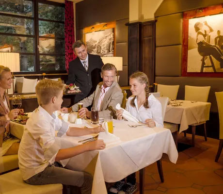 Familie sitzt zusammen im Resataurant_HotelSonngastein_BadGastein