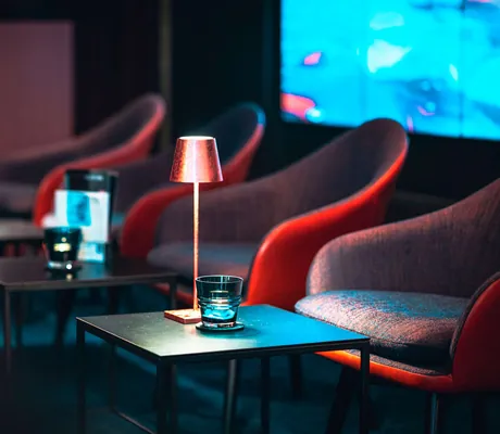 Lobby mit Stühlen und Tischen