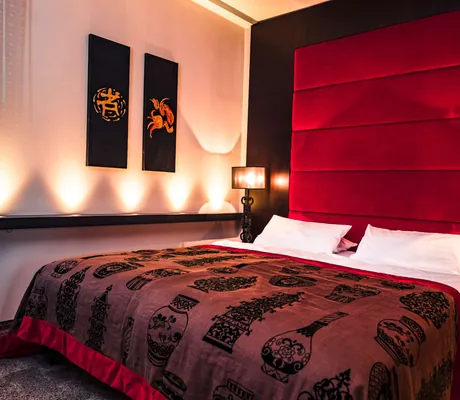 Suite mit roten Details