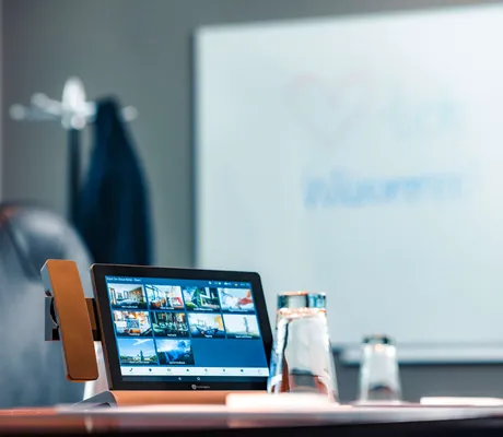 Tagungsraum mit Tablet