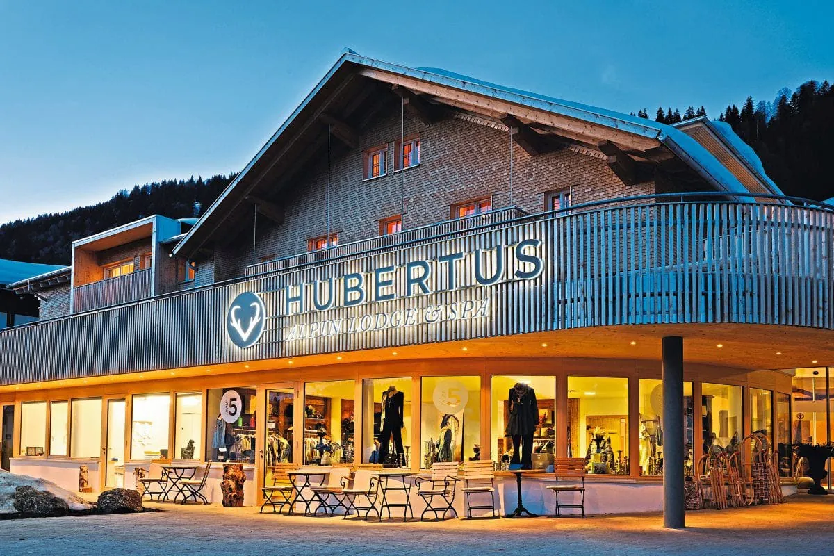 Blick auf das Haus von vorne_HubertusAlpinLodgeSpa_Balderschwang