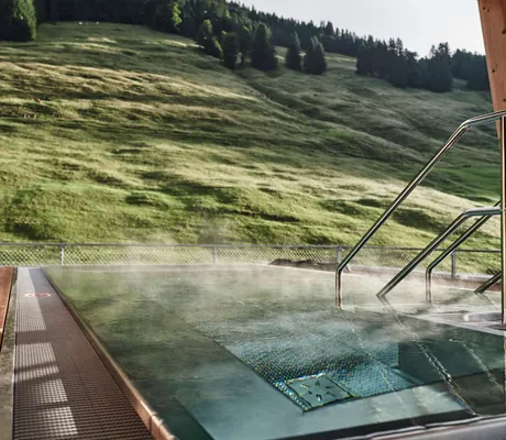 Dampfender Außenpool des Hundehotel HUBERTUS Mountain Refugio Allgäu
