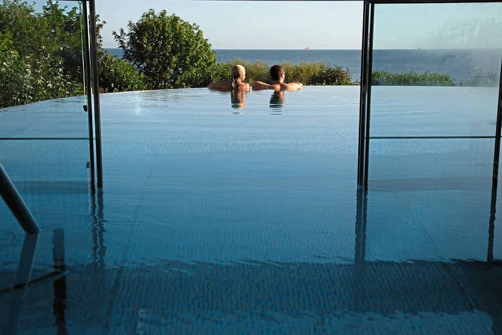 Zwei Frauen genie&szlig;en die Aussicht vom Pool aus_Das_Ahlbeck_Hotel&Spa_Seebad_Ahlbeck