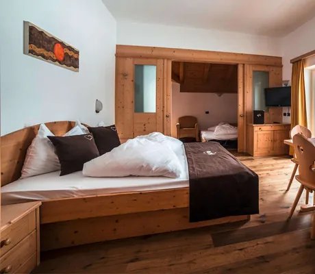 Blick in ein Doppelzimmer_HotelAlpin_Gossensass