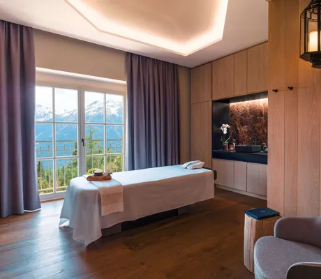 Massageliege_im_Spa_Interalpen-Hotel_Tyrol