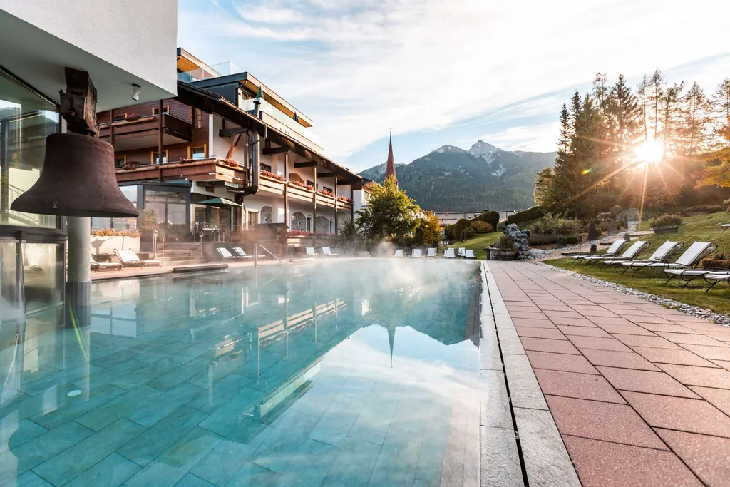 Klosterbräu_Außenpool mit Bergblick