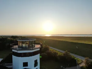 Leuchturm im Sonnenuntergang_Lundenbergsand