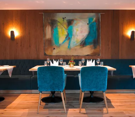 Restaurant mit gedämmten Licht