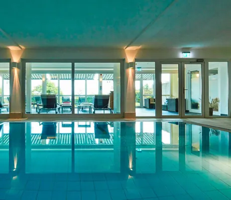 Schwimmbad mit Liegemöglichkeiten