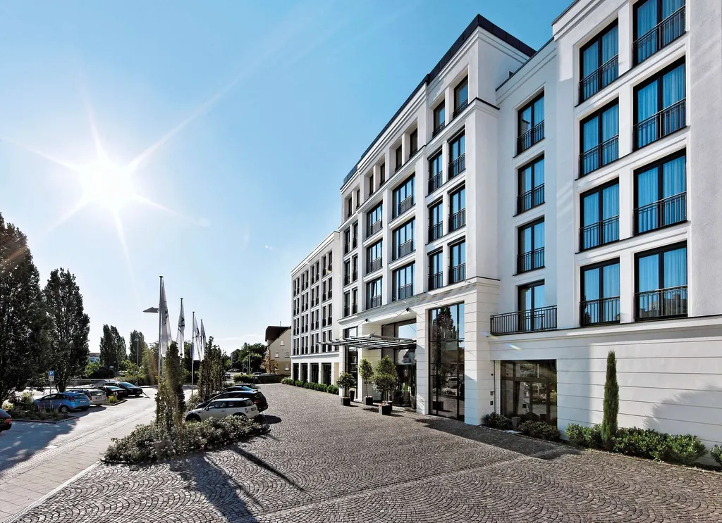 Außenansicht mit Blick auf den Haupteingang des Parkhotel Messe Airport Stuttgart Außenansicht