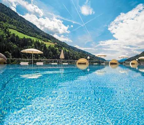 Panorama_vom_Infinitypool_aus_Quellenhof_Passeier