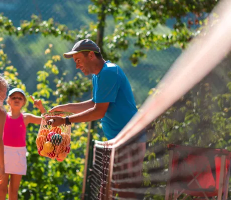 Tennislehrer_mit_KIndern_Quellenhof_Passeier