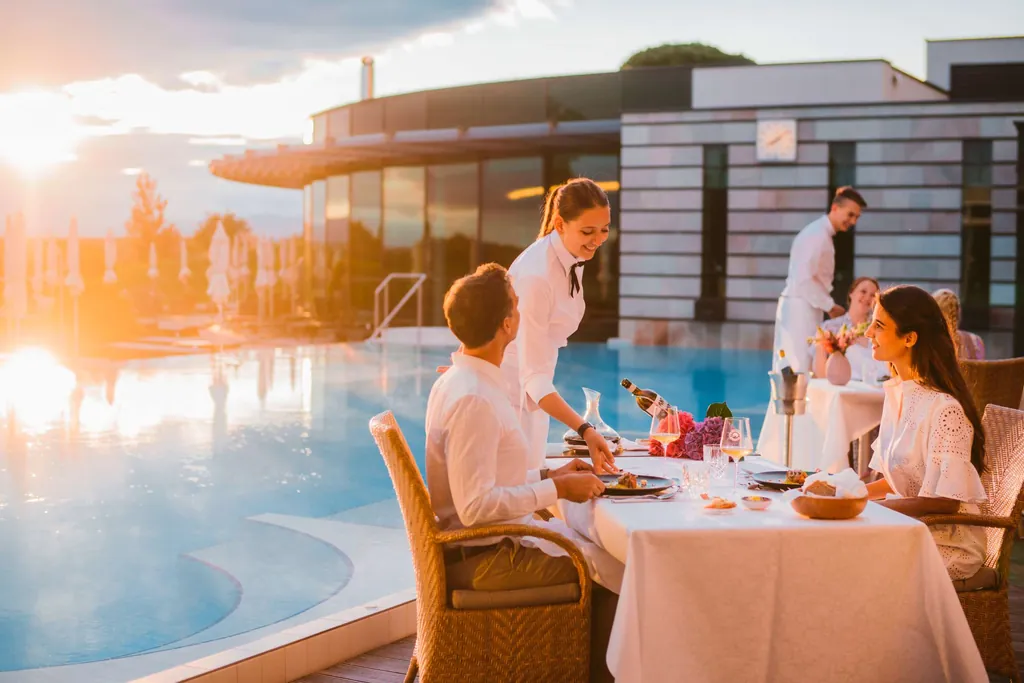 Tisch am Pool und Sonnenuntergang