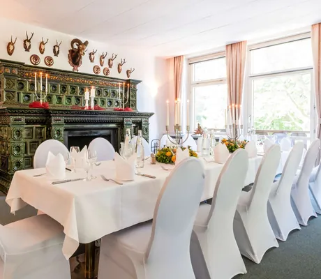 Esstisch mit Kamin_Ringhotel_Schorfheide