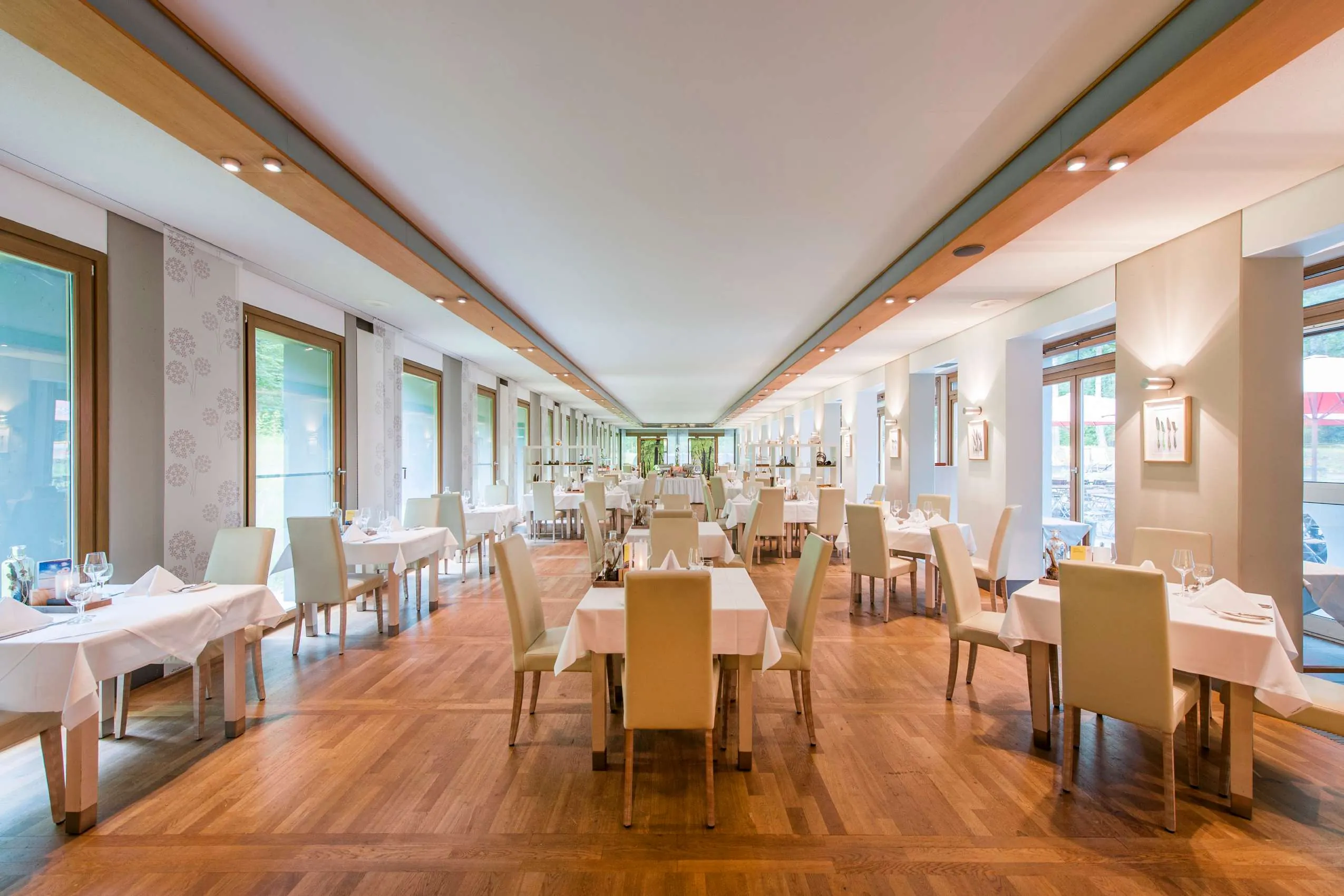 Speisesaal wei&szlig;_Ringhotel_Schorfheide