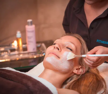 Gesichtsbehandlung_Frau_Santa_Isabel_Rust