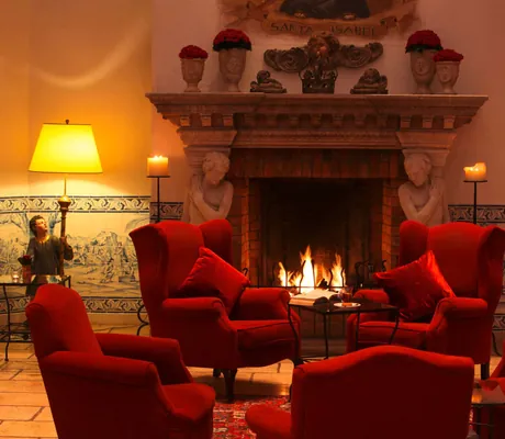 rote_Sessel_in_der_Lobby_Santa_Isabel_Rust