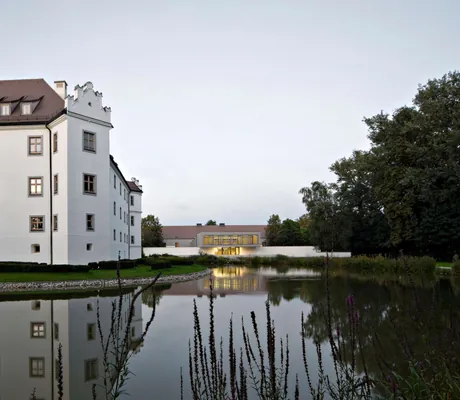 Hotel von außen mit See