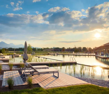 Der Liegebereich vor dem Schwimmteich im Garten des Sporthotel Das König Ludwig