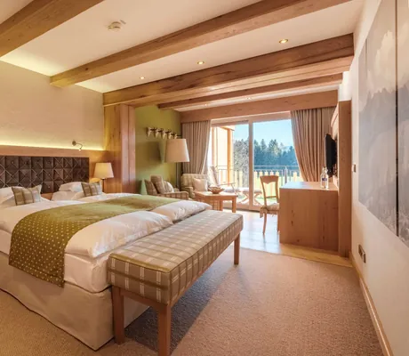 Die Silberdistel Suite im Sporthotel Sonnenalp Resort ist mit einem extragroßen Doppelbett ausgestattet und in Pastelfarben gehalten