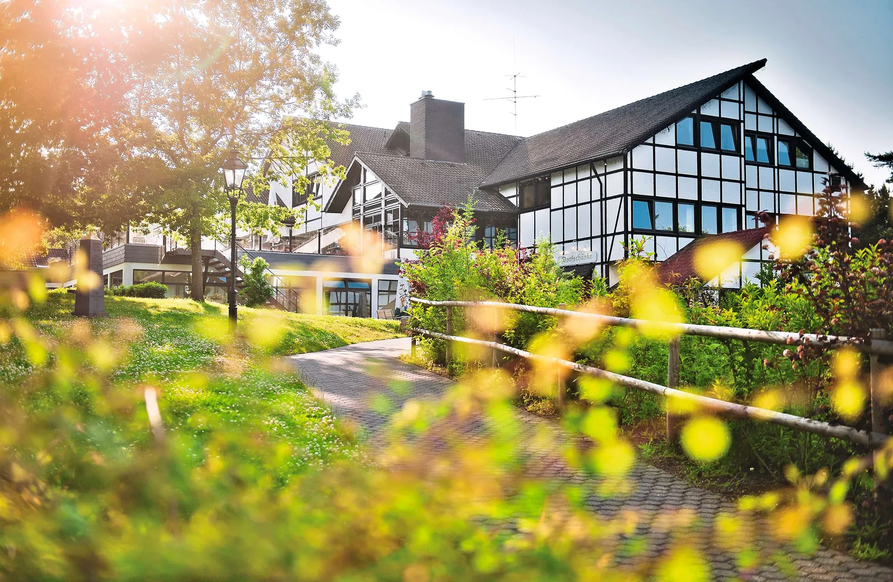 Blick entland eines Weges auf das Haus_Sporthotel_Grafenwald_Baiersbronn