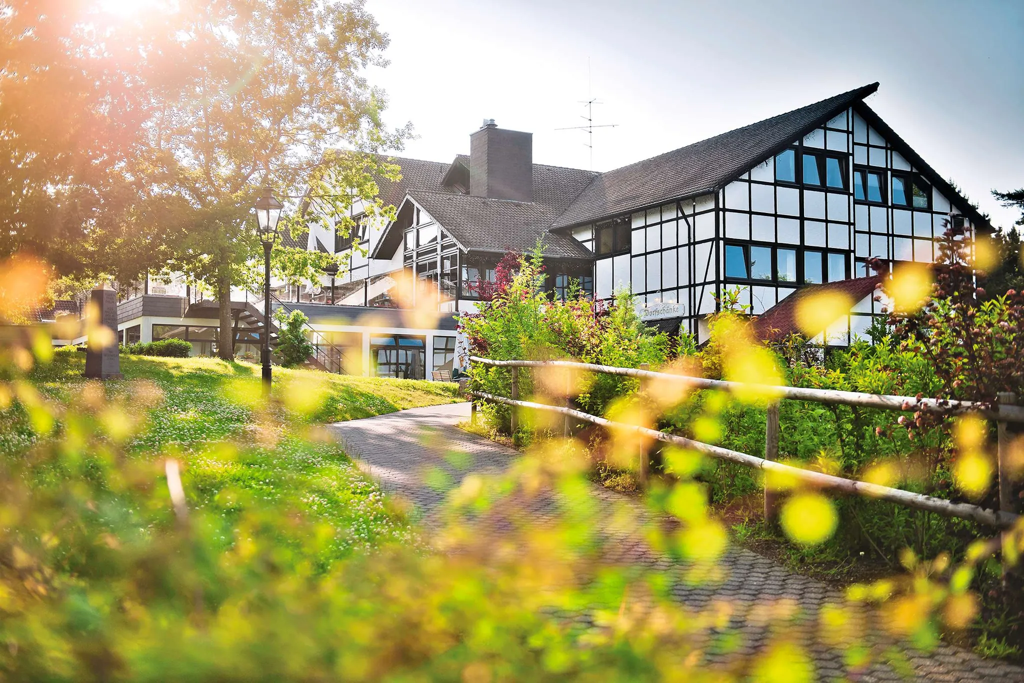 Blick entland eines Weges auf das Haus_Sporthotel_Grafenwald_Baiersbronn