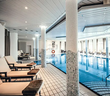 Indoor Pool mit Liegen_HotelBornmühle_GroßNemerow