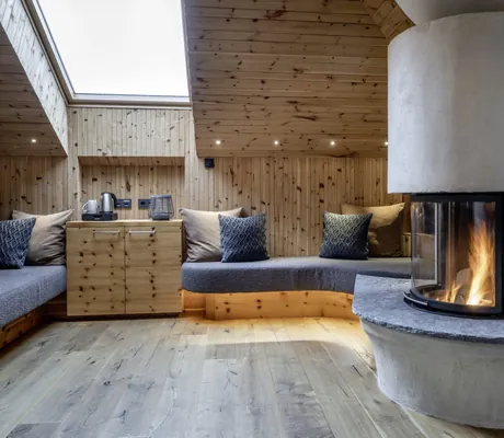 Eine Sitzecke mit Kamin im Wellnesshotel Das Goldberg